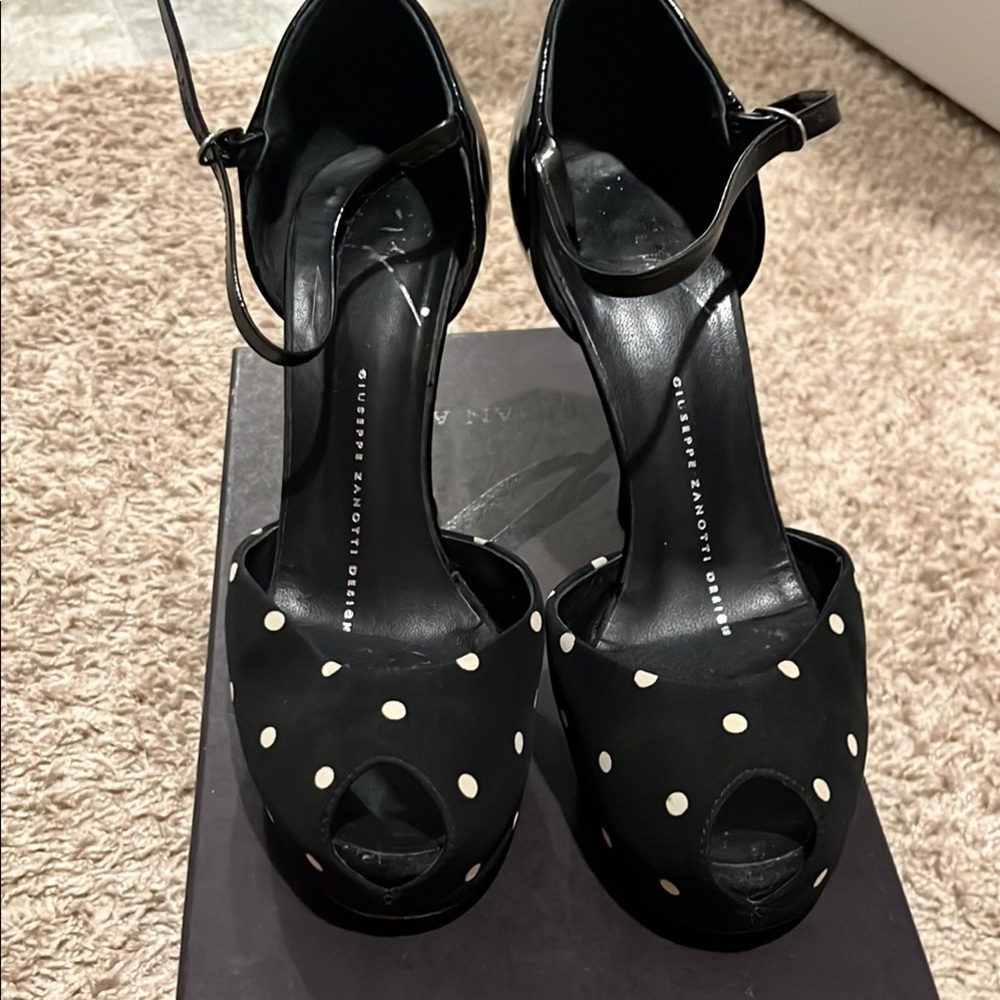 Giuseppe Zanotti Black and White T-Strap Heels

( no original shoe box)